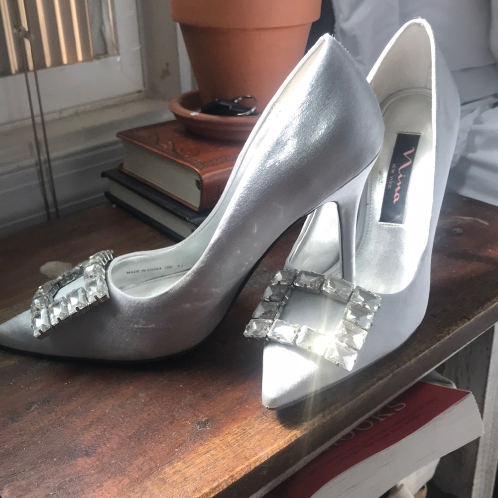 Nina silver brooch pump 5/35